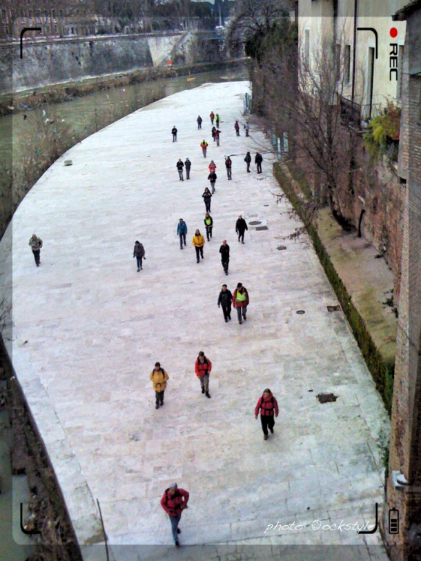 Roman Holidays: Tourists walking around Isola Tiberina... Roma in versi :: Er Tevere | photo: ©ockstyle