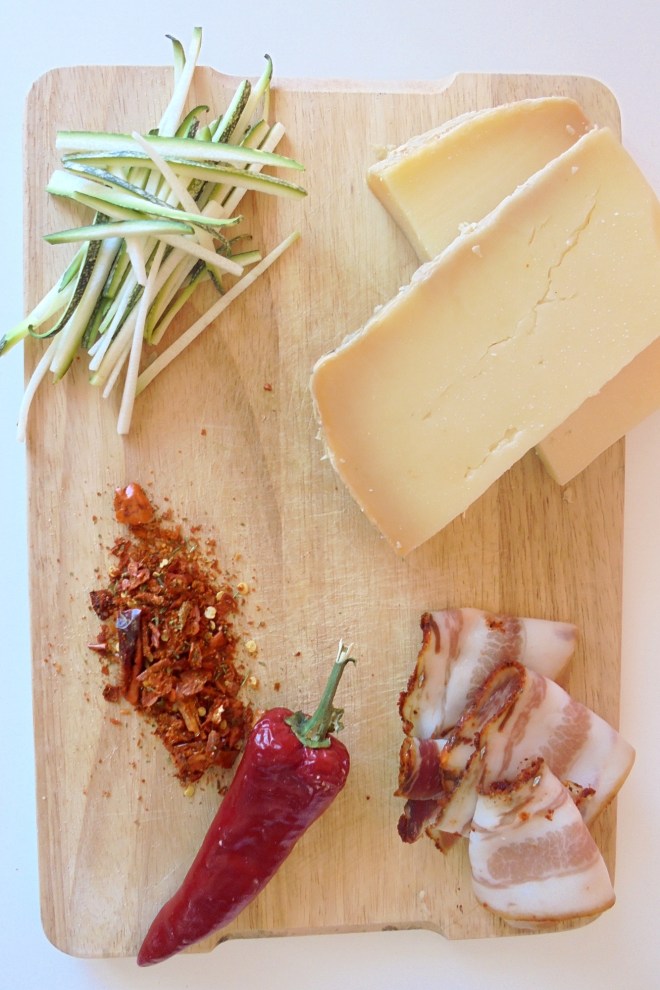 Ingredienti per gli spaghetti alla chitarra al peperone rosso di Altino, con julienne di zucchine, guanciale e pecorino abruzzese