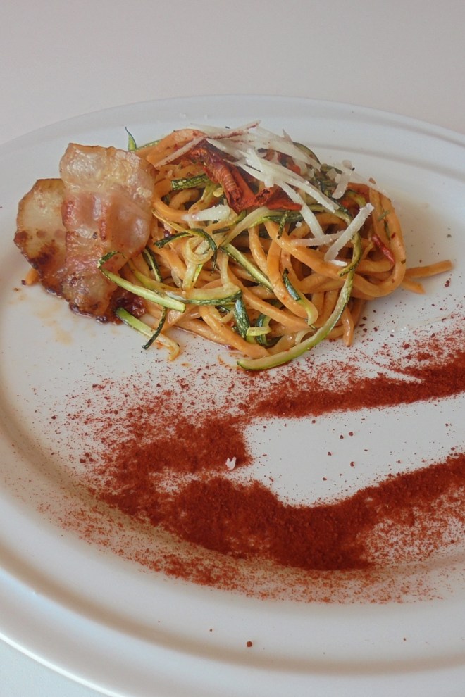 A tavola con Appetibilis vi propone un piatto tipico della tradizione abruzzese, che utilizza il peperone dolce di Altino per colorare e insaporire questi deliziosi spaghetti alla chitarra.