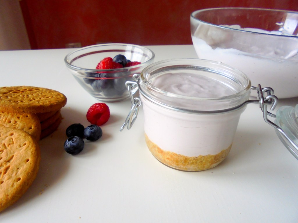 Strato di crema per la Cheesecake estiva (senza cottura) nel barattolo