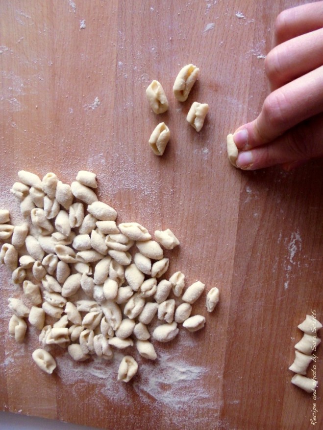 Mani in pasta per i Cavatelli mare e monti con rana pescatrice