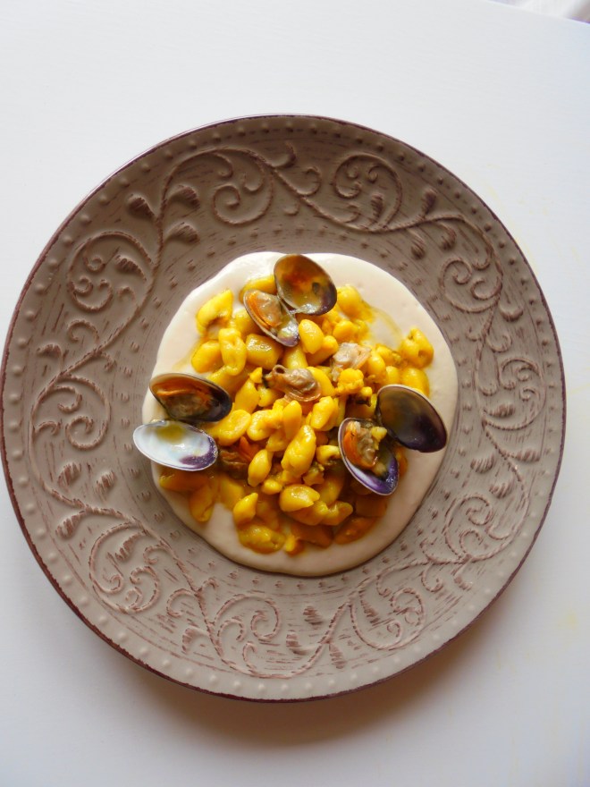 Cavatelli mare e monti con rana pescatrice impiattati su crema di cannellini