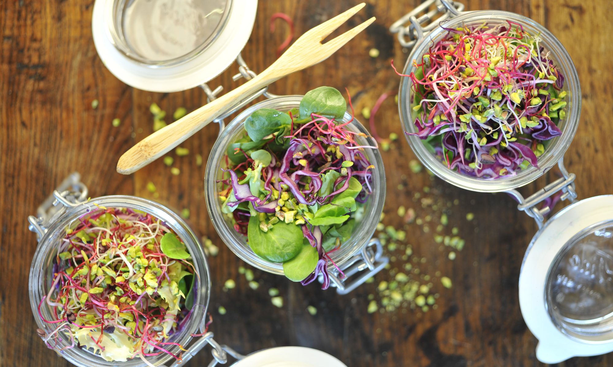 Rainbow salad in glass jars, on a wooden board ©LuciaZeccara
