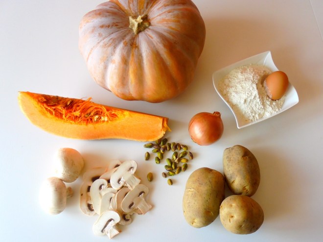 Gnocchi di patate con crema di zucca, funghi e granella di pistacchi | Ricetta e foto di Sara Scutti