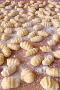 Gnocchi di patate con crema di zucca, funghi e granella di pistacchi